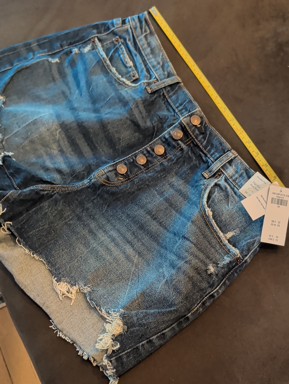 New with tags Abercrombie and fitch high rise mom jean short. Women's 18/34